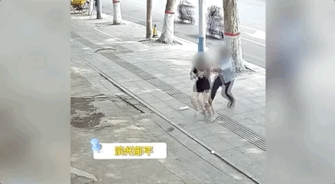 法制|男子挥刀追砍女孩，一个身影冲了上去！