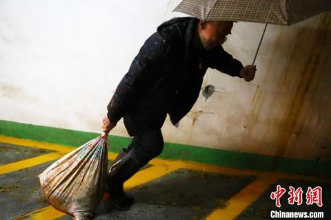 江西南昌|暴雨夜袭江西南昌：夜未央人未眠 雨不止护家园