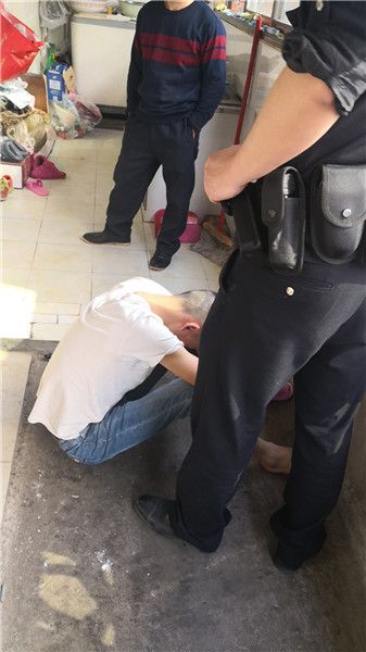 [法制]自贡：男子与前妻开天然气割腕“相约自杀” 民警拆门急救