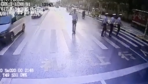 斑马线隔着斑马线，消防员和公交司机互敬“军礼”！