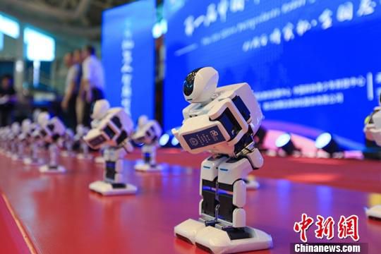资料图：7月27日，首届中国研究生机器人创新设计大赛全国总决赛上的机器人。<a target='_blank' href='http://www.chinanews.com/'>中新社</a>记者 吕品 摄