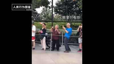 |100岁奶奶贴脸陪伴98岁爷爷，网友：等我老了也想这样