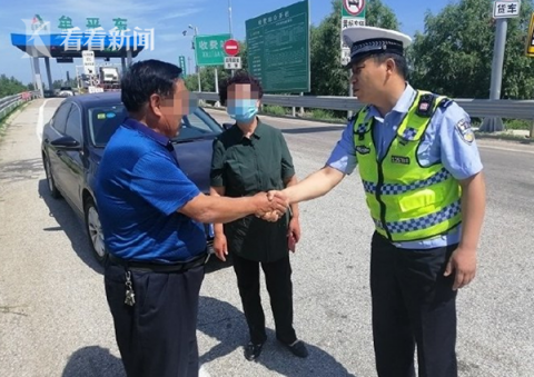 交通下车方便被落高速！大爷说了一句话，民警“慌”了