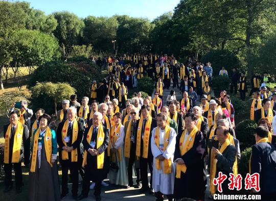 图为10月15日，近400名韩国崔氏后裔相聚在扬州崔致远纪念馆，共同纪念被誉为“中韩交往第一人”的崔致远。　崔佳明 摄