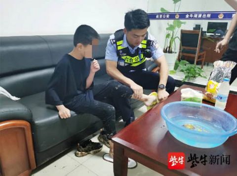 社会万象9岁男孩被爸爸打骂 雨中站了两小时