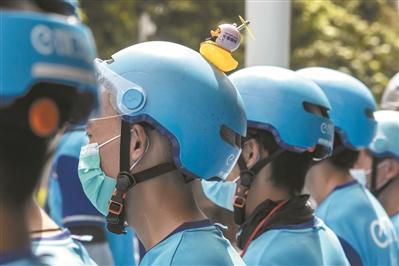 口罩|口罩坚持戴 高温中“逆行”