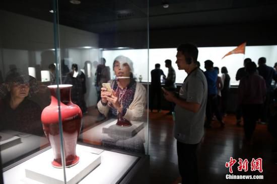 图为2019年2月7日，游客在台北故宫欣赏瓷器藏品。 <a target='_blank' href='http://www.chinanews.com/'>中新社</a>记者 孔任远 摄