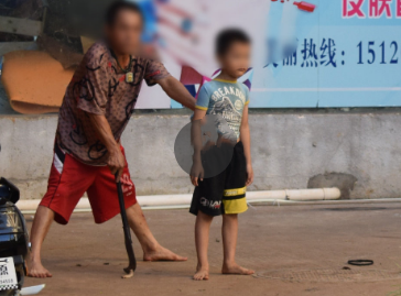 消防员惊险！男子挟持6岁儿子，消防员刀下救人被连砍3刀