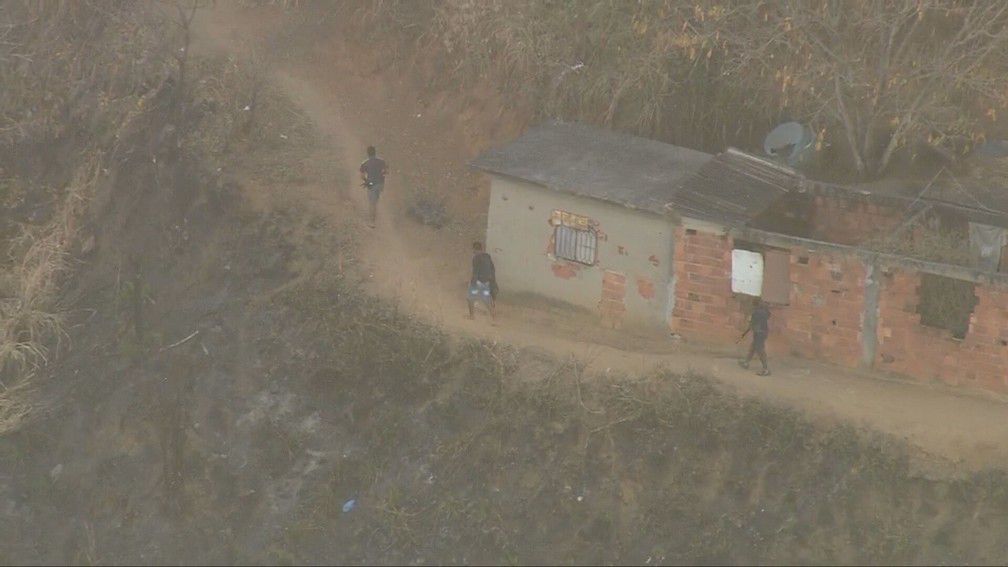 武装|巴西里约西部发生枪战 武装警察在装甲车掩护下前往交战地区