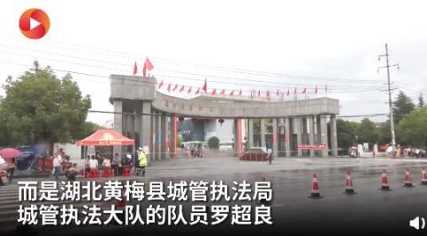 游泳|城管积水中游泳背女孩赴考：“我喝到水你也别管我”女孩鞠躬致谢