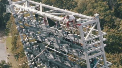 |25毫米细绳上行走！德国小伙73米空中横穿体育场