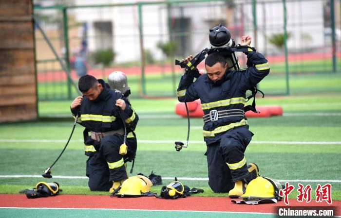 #消防员#四川面向社会招录的首批252名消防员正式授衔并入职