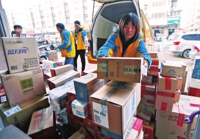双11快递量猛增，郑州某物流公司片区站点增加人手分拣派送货物。