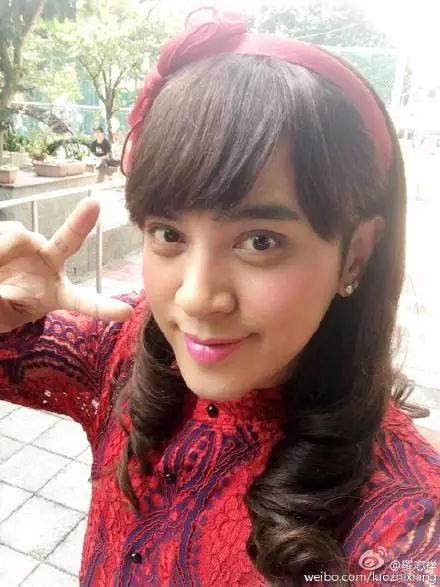 在《王牌对王牌》节目里cosplay王菲,重温经典相约九八的沈腾.