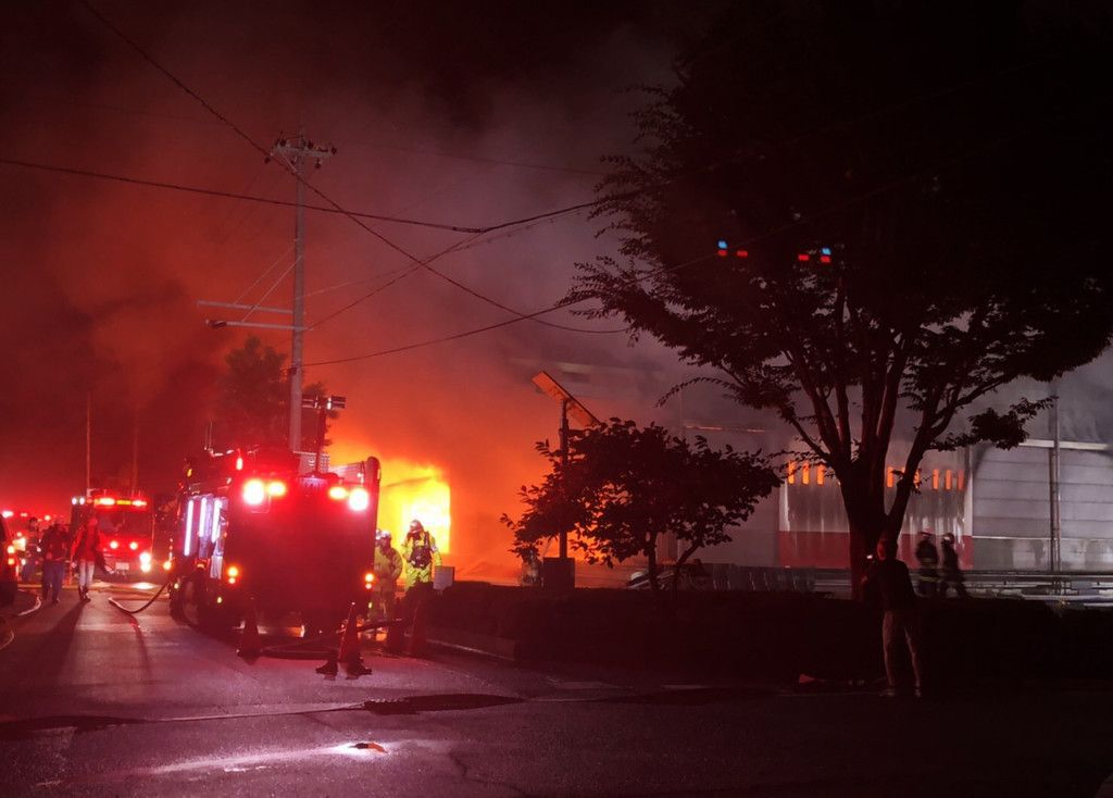 消防员日本静冈一工厂起火 3名消防员和1名警察被卷入爆炸后身亡