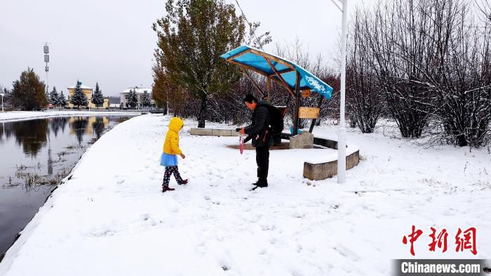 |雪深达6厘米 中国最冷小镇开启“童话模式”