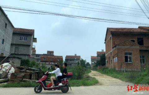 大学＂高材生＂上海街头流浪十年返乡 同学:曾是村里希望