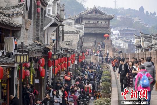 2018年春节，凤凰古城内到处是游客。(资料图) 杨华峰 摄