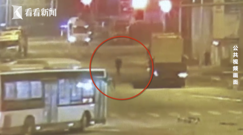 法制顶格处罚！司机闯红灯撞飞轿车 逃逸找儿子顶包