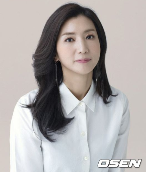 社会万象|“给我出来！”韩国KBS女主持正直播 门外男子挥镐狂砸