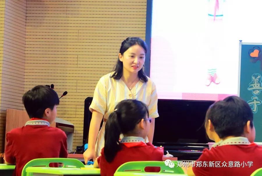 刘宏宇01中牟县教体局教研室书记姚小才老师的讲座主题为《给学生心灵