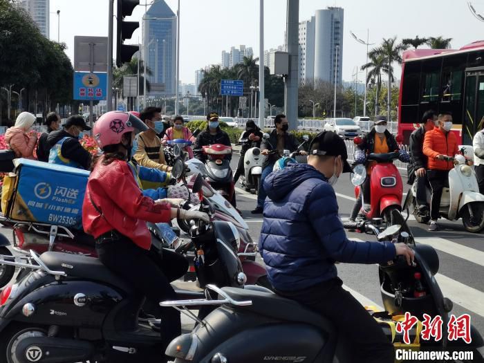 市场监管市场监管总局：严查哄抬头盔价格、串通涨价等行为