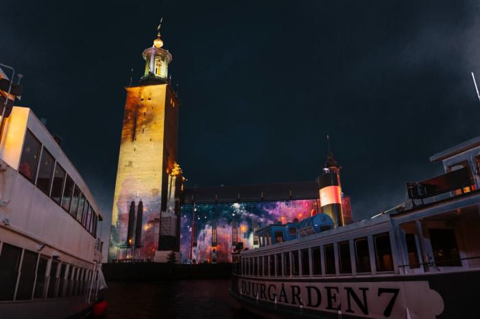 “光影秀”点亮斯德哥尔摩市政厅。图片来源：诺贝尔奖官网