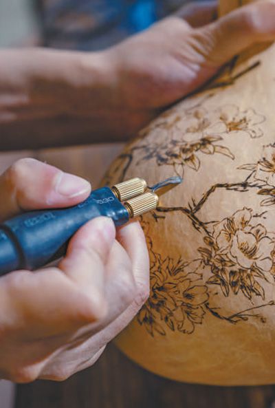 李德华葫芦烙画产业越做越大（逐梦小康）