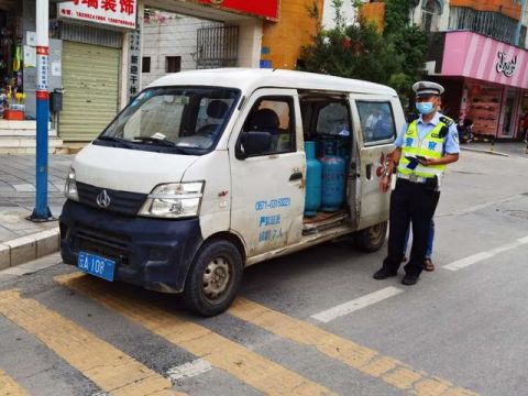 面包车|好危险！面包车拉了满满一车液化气罐满街跑！