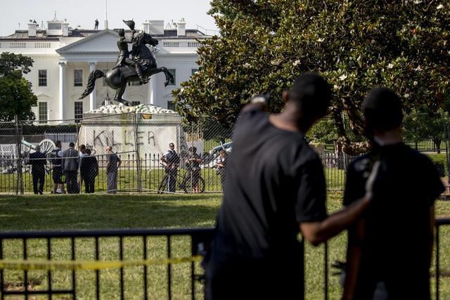 雕塑美国多处纪念碑、雕像遭抗议者破坏，特朗普：要重罚！