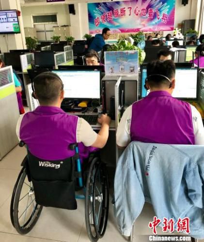 互联网拓宽了残疾人的就业市场。网络客服、话务客服成为最受残疾人欢迎的新兴职业之一。　王祖敏　摄