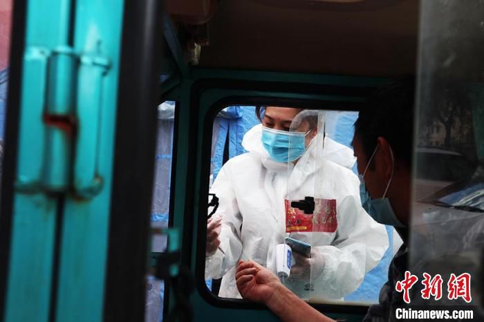 陈丽英老师坚守抗疫一线 学生隔窗敬礼唱出“谢谢你”