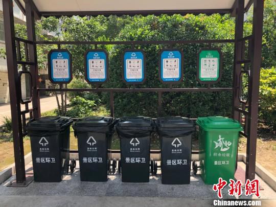江苏省扬州市梅岭街道锦旺社区中的垃圾分类桶。　朱晓颖 摄
