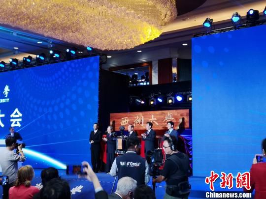 揭牌仪式。　童笑雨 摄