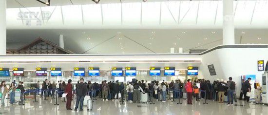 在成都天府国际机场T1航站楼国际出发层，记者发现，有许多游客正在排队等候值机。