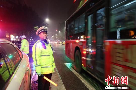 資料圖為姜瑞華身前正在執(zhí)勤。警方供圖