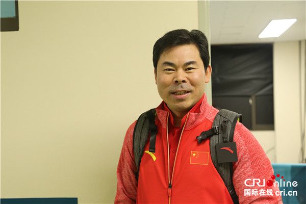 中国女子冰壶队教练谭伟东接受媒体采访中国女子冰壶队队长王冰玉赛后