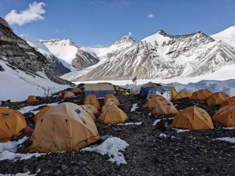 高程测量因天气原因，珠峰测量登山队撤回6500米营地待命