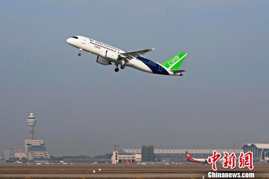 中国商飞C919大型客机第二架机在上海浦东国际机场迎来2018年新春第一次飞行。　殷立勤 摄
