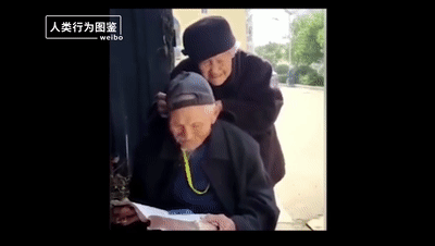 |100岁奶奶贴脸陪伴98岁爷爷，网友：等我老了也想这样