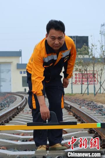 中原见证中原高铁的“四朝元老”：工作上争毫厘 对家人“差千里”