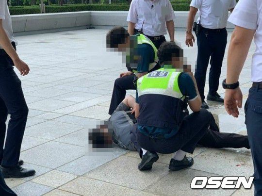 社会万象|“给我出来！”韩国KBS女主持正直播 门外男子挥镐狂砸