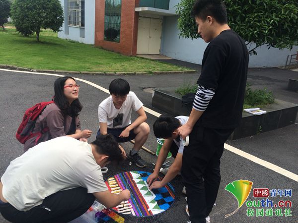 厉害了！江西高校学生给井盖涂鸦 满满的民族风