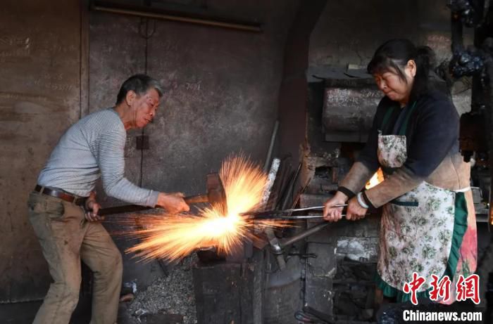 |老街打铁匠的炉火人生：钢花相伴 创新延续传承