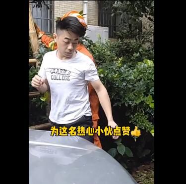 社会万象3岁女童悬空防盗窗外 小伙穿人字拖爬窗救下被困女童