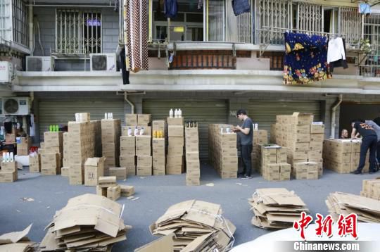 2018年4月，杭州拱墅警方查获的假冒日化用品。(资料图)警方 供图