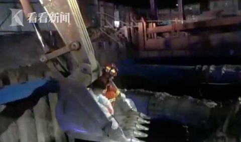 |男子为抄近路坠入7米深坑 挖掘机伸“长臂”救援
