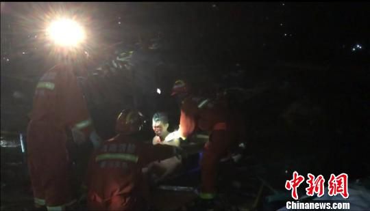图为事发现场，救援人员在救助伤员。海南省应急管理厅供图(视频截图)