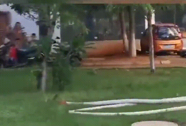 消防员惊险！男子挟持6岁儿子，消防员刀下救人被连砍3刀