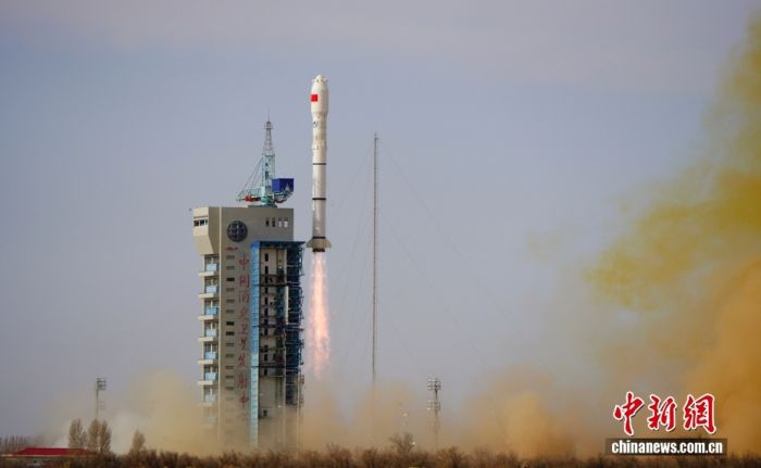 北京时间11月19日12时01分，我国在酒泉卫星发射中心使用长征二号丙运载火箭，成功将实践三十号A、B、C星发射升空，卫星顺利进入预定轨道，发射任务获得圆满成功。该卫星主要用于空间环境探测及相关技术验证。王衡 摄